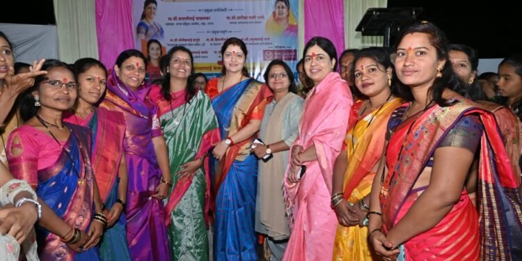 निरगुडे येथे राष्ट्रवादी महिला काँग्रेसच्या इंदापूर तालुका अध्यक्षा साधना केकाण यांच्या वतीने आयोजित केलेला हळदी कुंकू समारंभ महिलांच्या उत्साहात संपन्न