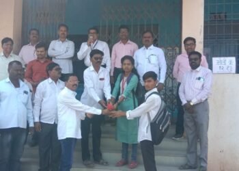 अंथुर्णे  येथील श्री छत्रपती हायस्कूल केंद्रावर इयत्ता दहावीच्या विद्यार्थ्यांचे पुष्पगुच्छ देऊन शाळेच्या वतीने स्वागत