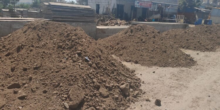 *पीडब्ल्यूडीच्या बारामती राशिन रस्त्यांच्या मदनवाडी गावच्या हद्दीतील कामात चालले तरी काय ? मुरूमा ऐवजी चक्क मातीचा वापर… चौकशीची तेजस देवकाते यांची मागणी*