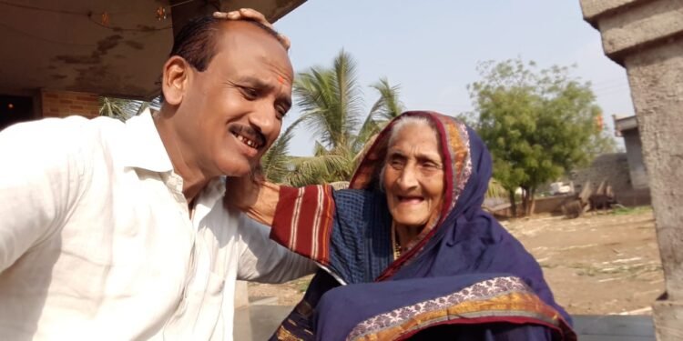 गोष्ट जुनी -उजाळा नवा*  बाप आणि आई माझी ,विठ्ठल रूकमाई !!