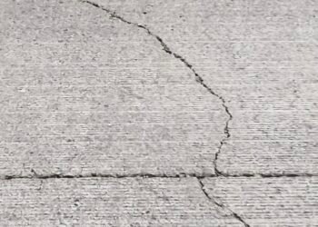 बारामती भिगवण रस्त्याच्या कामाची चर्चा  चोहीकडे……  अवघ्या सहा महिन्यातच सिमेंट काँक्रीटच्या रस्त्याला गेले तडे…..