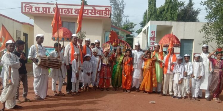 वायसेवाडीच्या जिल्हा परिषद शाळेतील  चिमुकल्या विद्यार्थ्यांनी रंगविला पालखी सोहळा