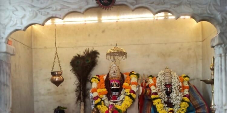 चोरांच्या तावडीतून देवही सुटेनात , मदनवाडी हद्दीतील जावलसिध्दनाथ मंदिरमधून 70 हजार रुपयांच्या दागिन्यांची चोरी ,