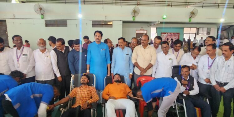 *रक्तदानाचे पुण्य कार्य नव्या युवापिढीने हाती घेतले आहे  ही बाब कौतुकास्पद – माजी मंत्री हर्षवर्धन पाटील*